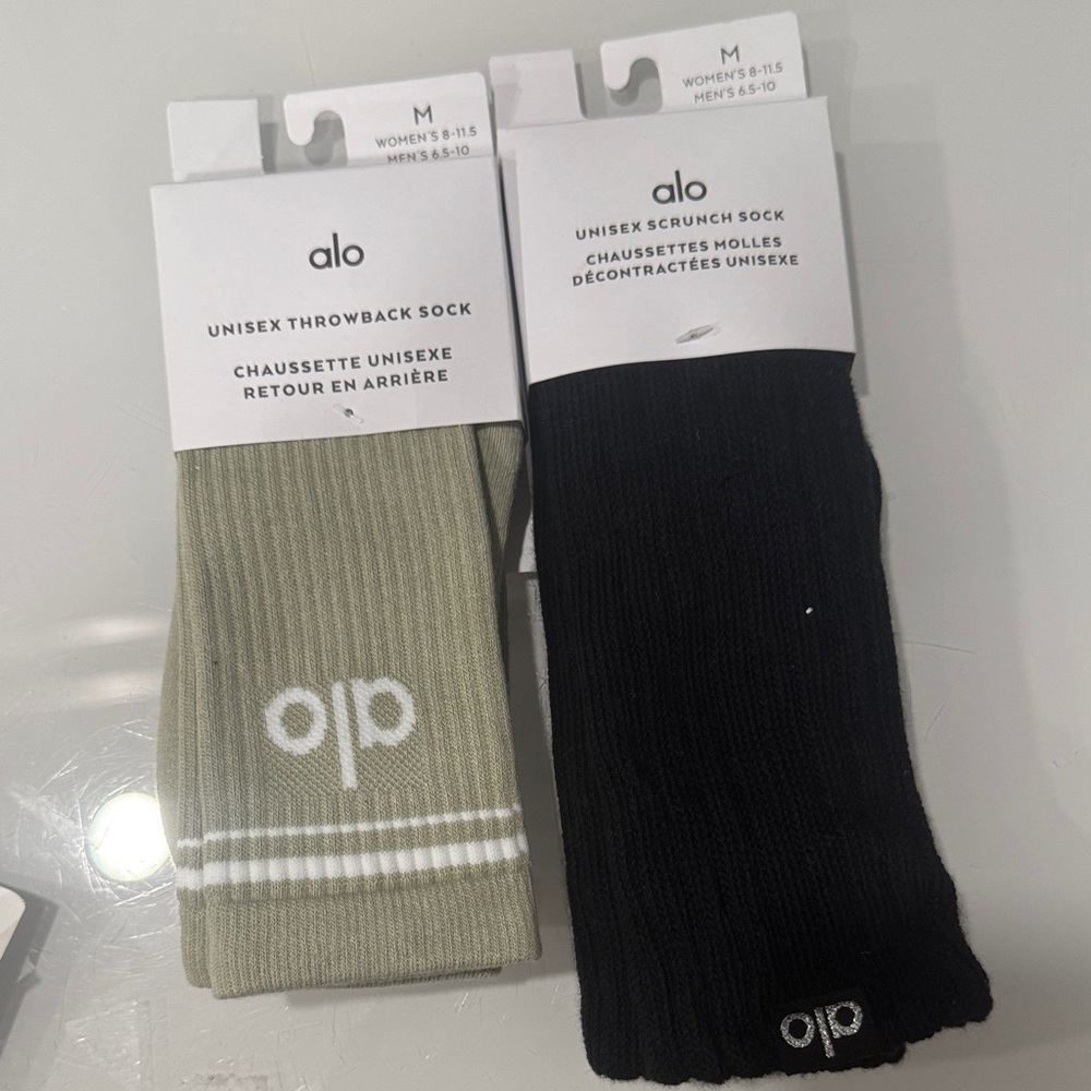 ALO Yoga Unisex Ribbed throwback Socks in Olive & scrunch in Black